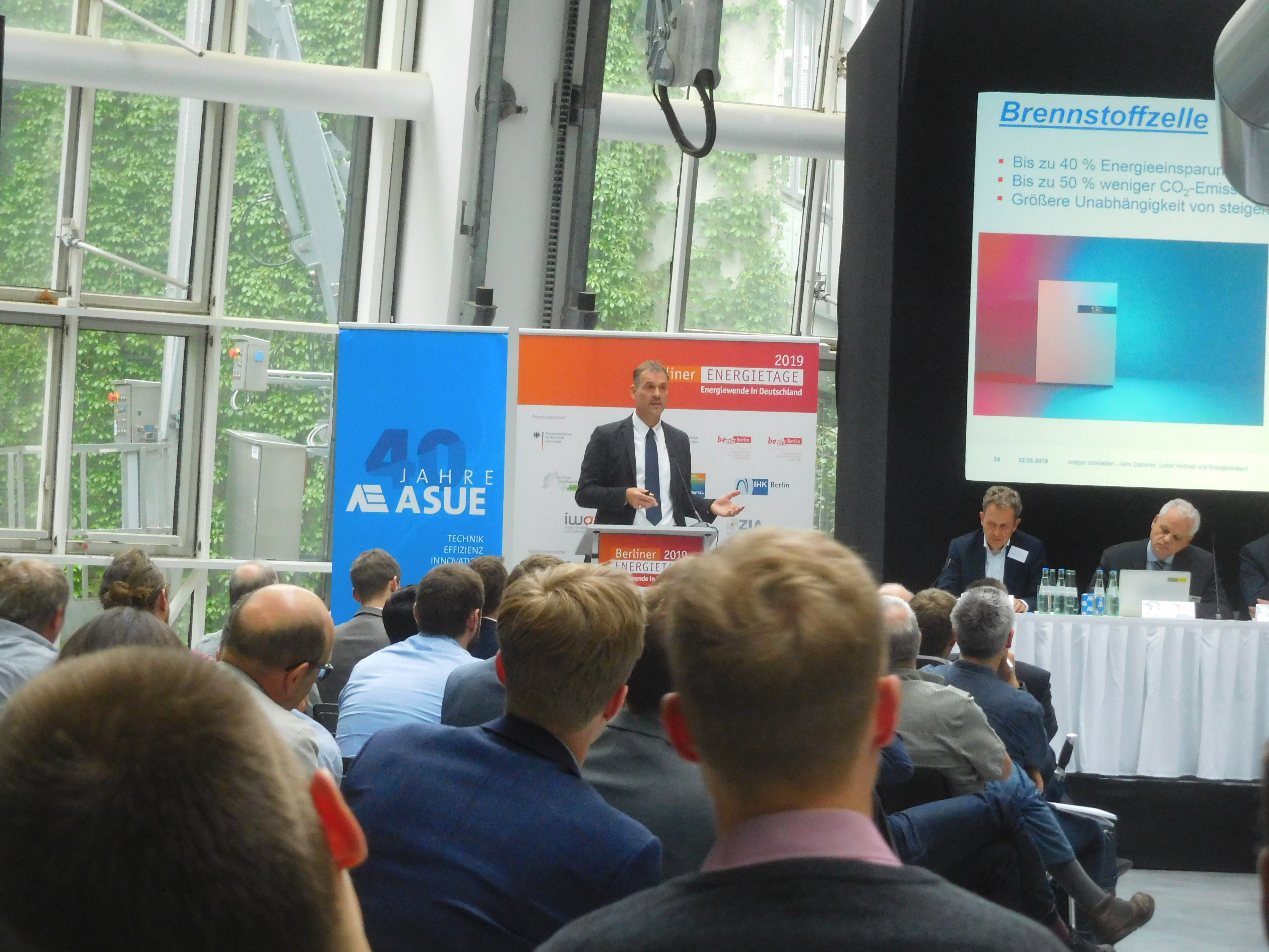 Jens Dammer von der erdgas schwaben GmbH während seines Vortrags
